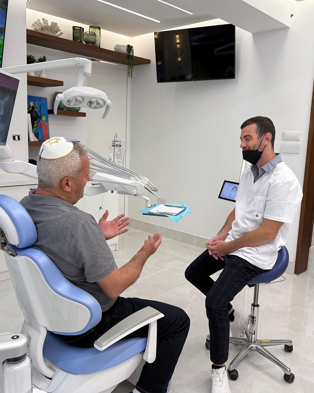 ד"ר שיפר בשיחה עם מטופל במרפאה